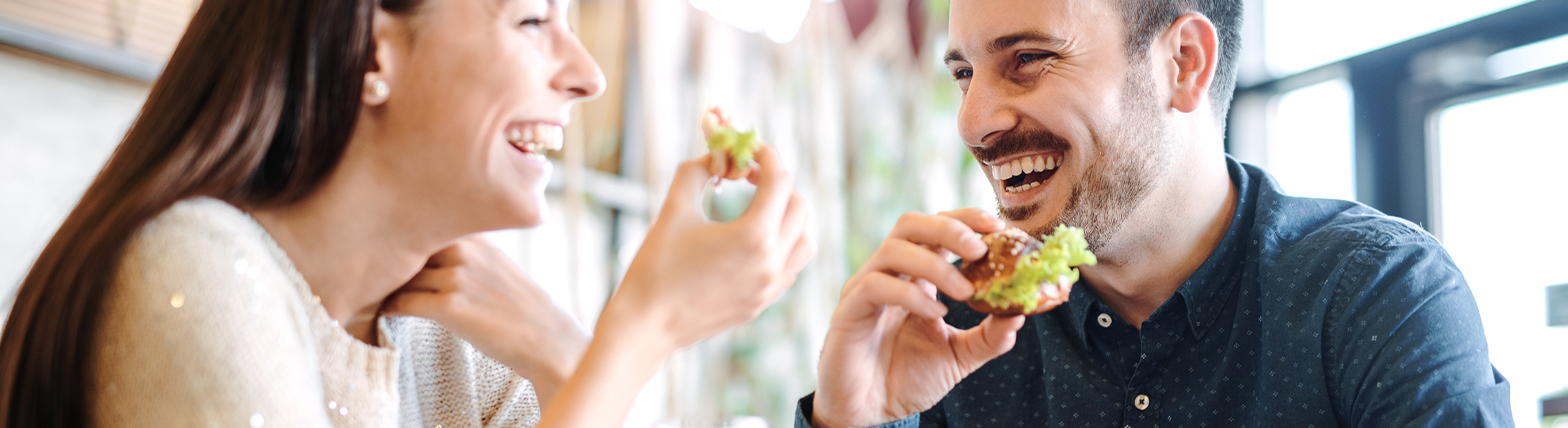 couple eating at a fast food